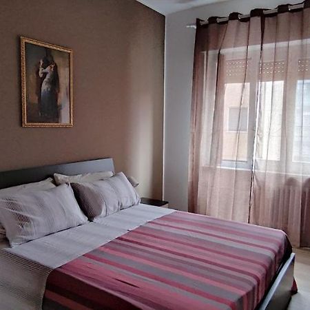 Interno Nove - Appartamento A Corsico Kültér fotó