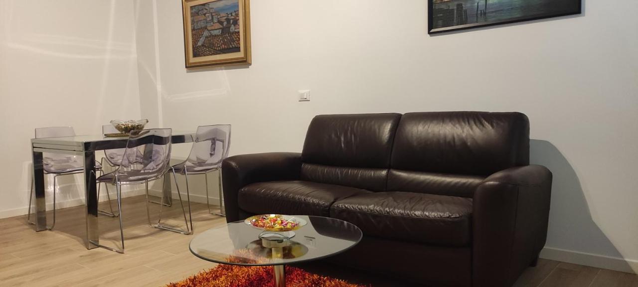 Interno Nove - Appartamento A Corsico Kültér fotó