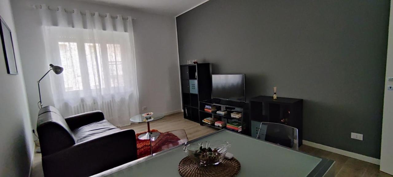 Interno Nove - Appartamento A Corsico Kültér fotó