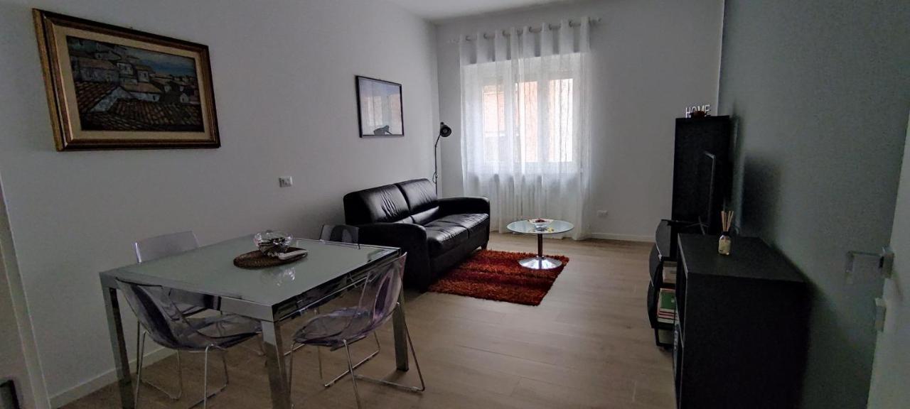 Interno Nove - Appartamento A Corsico Kültér fotó